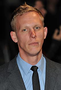 How tall is Laurence Fox?